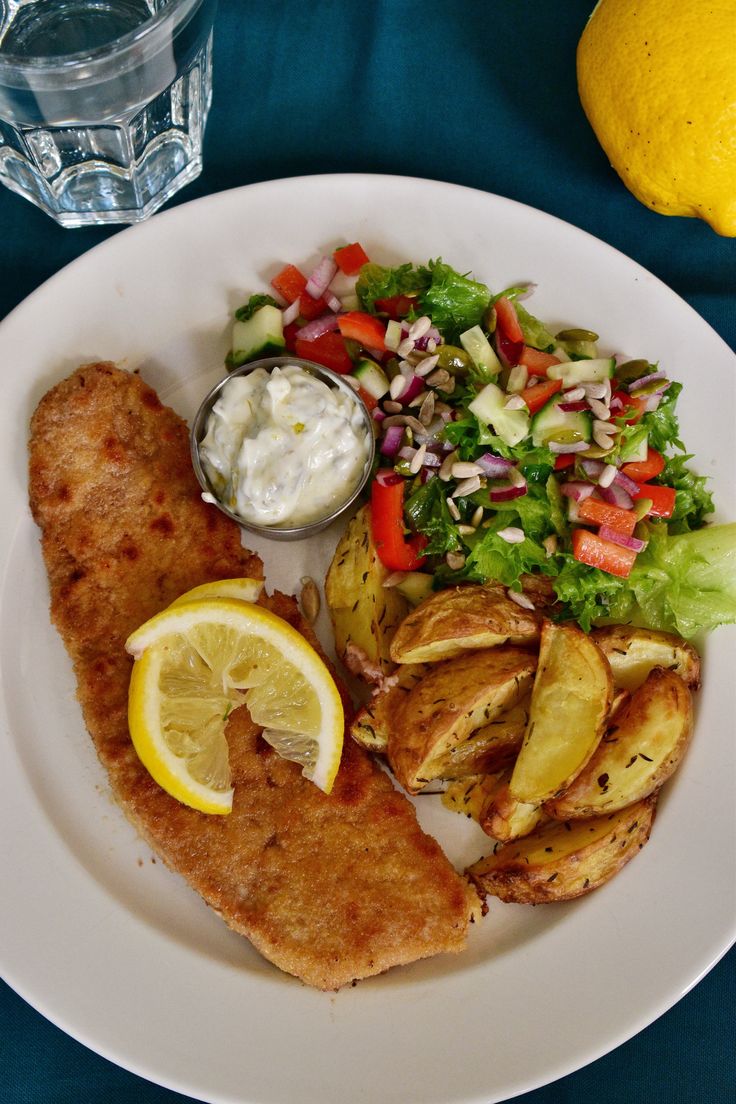 fläskschnitzel med stekt potatis
